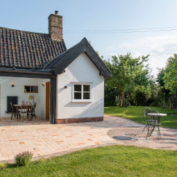 Garden room / patio / garden flow