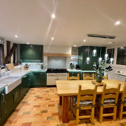 Kitchen of contrasts